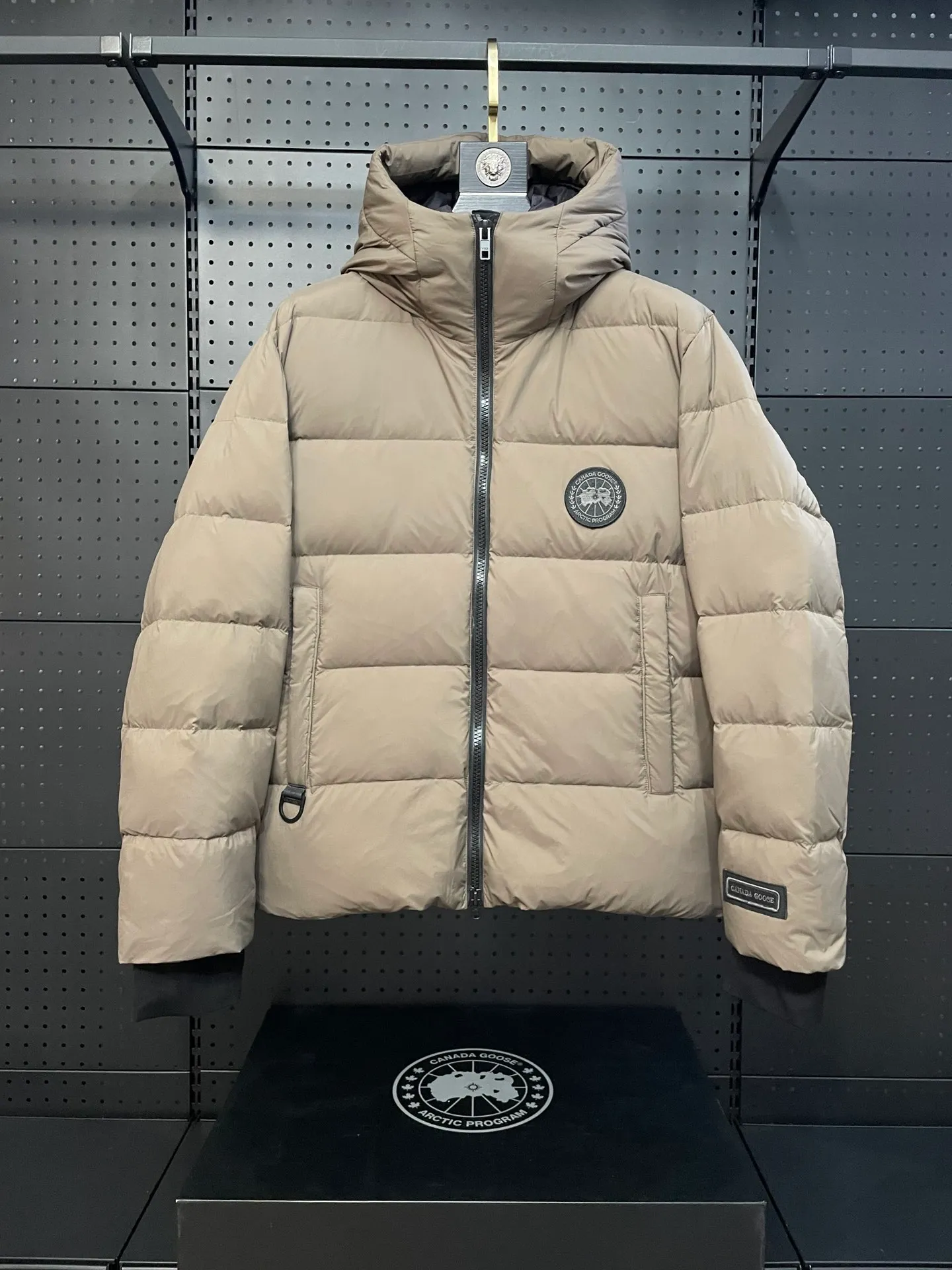 P860 Ouyang Nana second generation Canad goose black label down jacket is a must-have goose black label down jacket in the outerwear industry! The latest designer styles! The goose down jacket has always been a popular element of fashion and is loved by experts from all walks of life! Fashionable hooded cut, high-end customer-supplied fine goose down, high resilience, smooth zipper, strong and firm. Pockets on both sides can store small items, free your hands, and you can go out without worries. It can also meet the need of putting your hands in your pockets👏👏Produced by Big Goose, it can be used as a group uniform by many celebrities. This down jacket uses a double-layer anti-down lining design, which has strong windproof performance and will be very warm in winter! New standard 90% goose down filling, high fluffiness, windproof hooded design. When walking outdoors, pull the collar to the highest position, put your hands in the pockets and it will be very warm. It can be easily controlled by all body types! The interior is equipped with an elastic snow skirt design for better wrapping. The simple and neat style design highlights the masculine temperament. The impeccable style is classic and never goes out of style. It is warm and practical, and it is versatile! You can enter with your eyes closed!    Size: XS-XXL